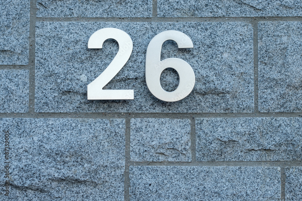Zahl Nummer 26 aus Metal an eine Mauer Zahl Nummer 26 aus Metal an eine Mauer
