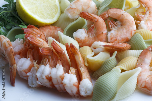 Cooked prawns with shell-shaped pasta, lemon and wild rocket