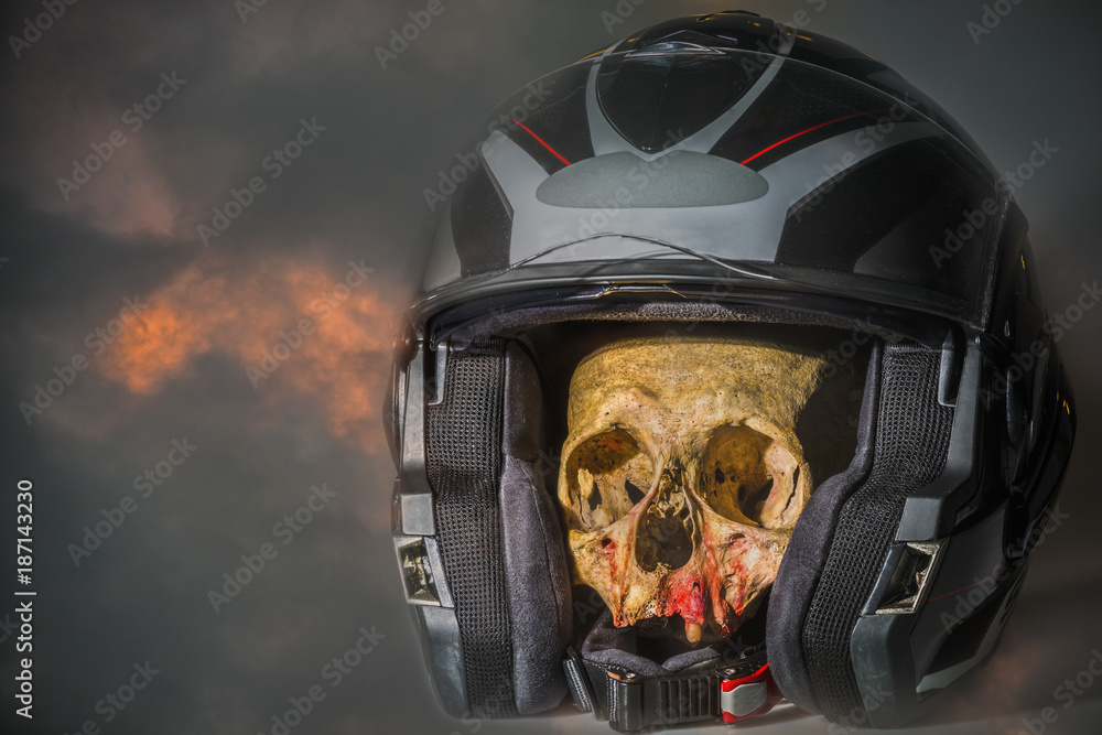 Sécurité routière/Casque moto avec tête de mort Photos | Adobe Stock