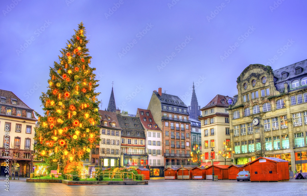 Fototapeta premium Christmas tree on Place Kleber in Strasbourg, France