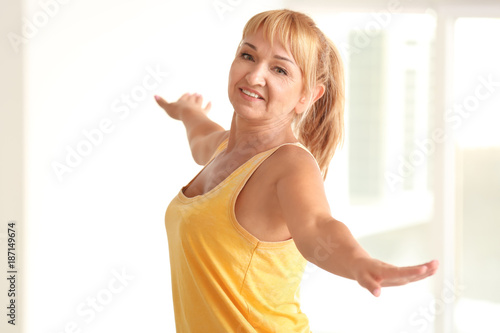 Sporty mature woman trainin...