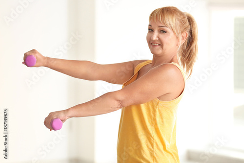 Sporty mature woman trainin...
