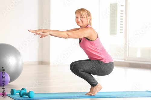 Sporty mature woman trainin...