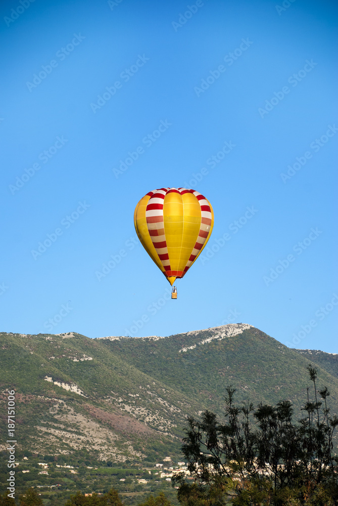 Naklejka premium Balon na ogrzane powietrze w locie w góry