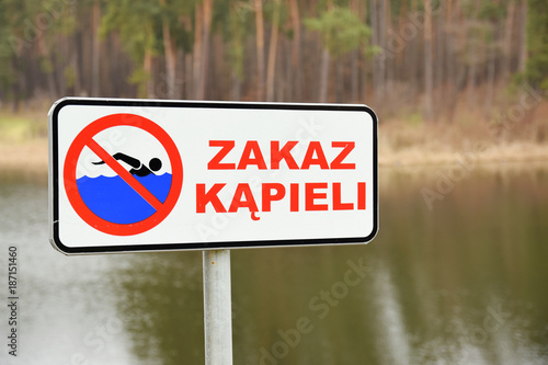 Znak "Zakaz kąpieli" na jeziorem.