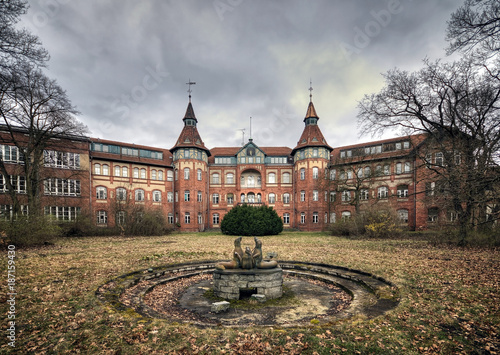 Obraz na plátně Lost Place Klinikum