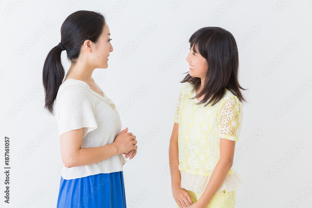 リラックスする親子 リラックスする親子