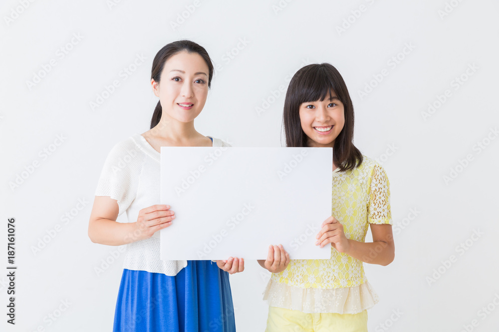 ホワイトボードを持つ親子 ホワイトボードを持つ親子