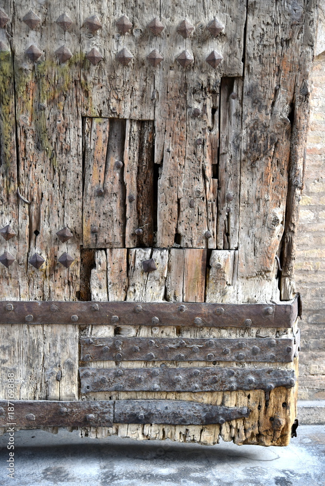 Torres de Serranos - großes, schweres Holztor als Zugang zur Stadt ...