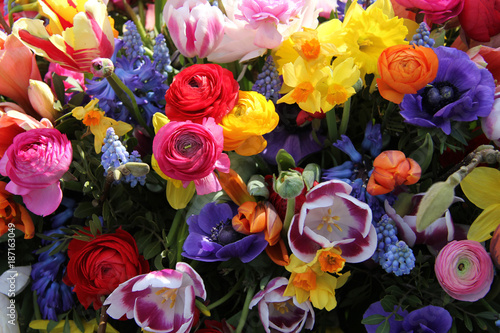 Bright colored spring flower bouquet © Studio Porto Sabbia