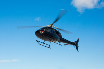 Handdoek met foto Helikopter Zwarte helikopter in heldere lucht  © PhotoSpirit