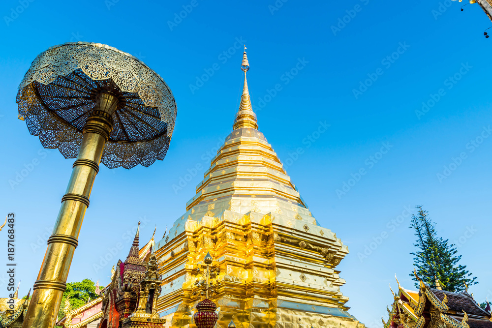 Fototapeta premium Beautiful architecture at Wat Phra That Doi Suthep in Chiang Mai