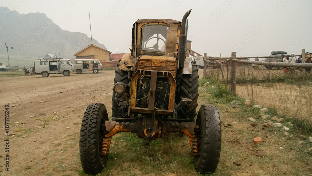 Obraz premium Old rusted abandoned tractor
