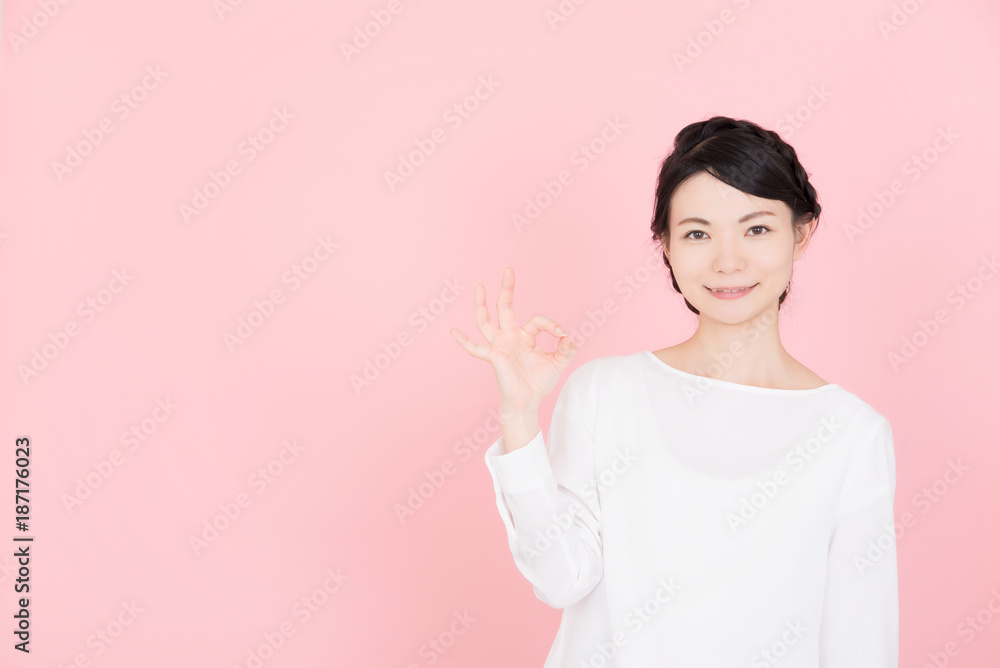 OKサインをする若い女性