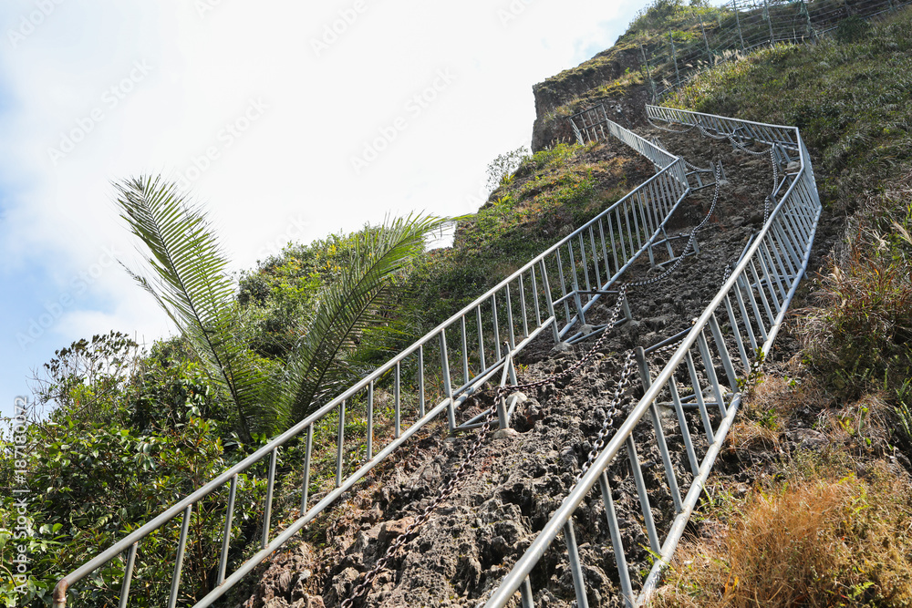 The last ladder to the top is made of rock and steel chains in the Hot Springs National Forest Park in Hainan Qixianling