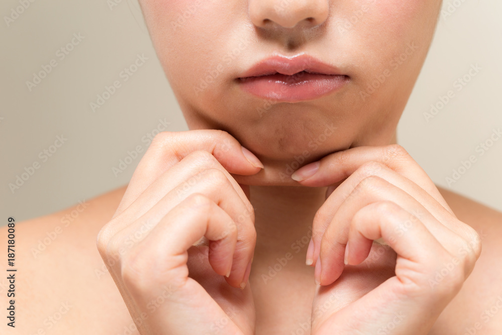 Fototapeta premium 顎をつまむ女性