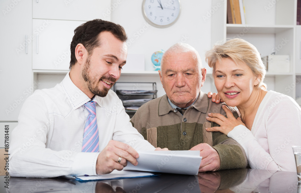 Fototapeta premium couple signing papers in bank