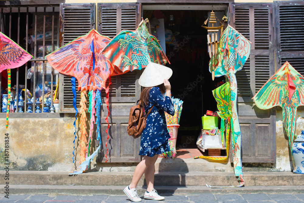 Φωτογραφία Tourist woman is wearing Non La (Vietnamese tradition hat) and enjoy sightseeing at Heritage village in Hoi An city in Vietnam