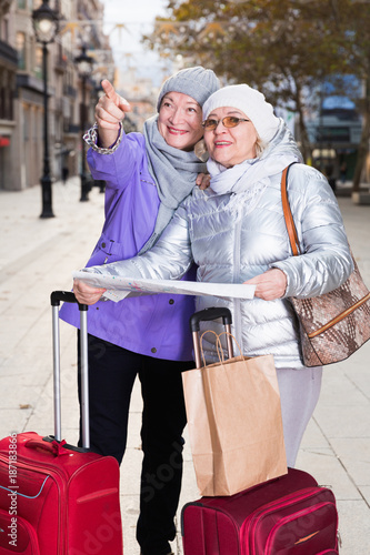 Bilde på lerret Mature ladies travellers with map