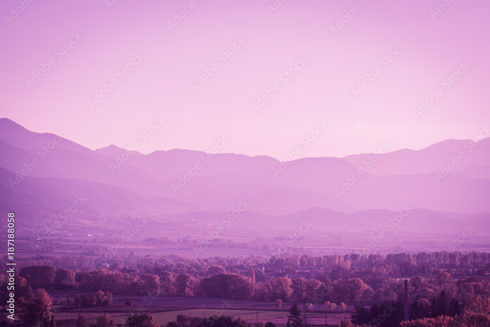 Fototapeta Piękny Pyrinees góry krajobraz przy złotą godziną od pictoresque miasteczka Puigcerda w Catalonia, Hiszpania. Styl Ultra Violet