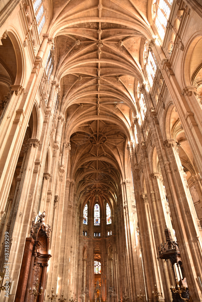 Nef centrale église Saint-Eustache à Paris, France