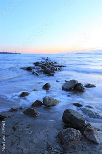 malerische Lichtstimmung mit blauem Himmel an einer Buhne an der Ostsee, Eckernförde, Schleswig-Holstein 