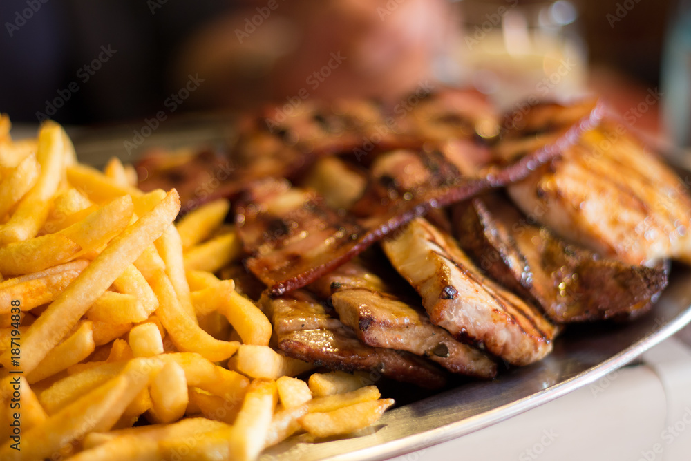 Pommes, Reis und Fleisch Pommes, Reis und Fleisch