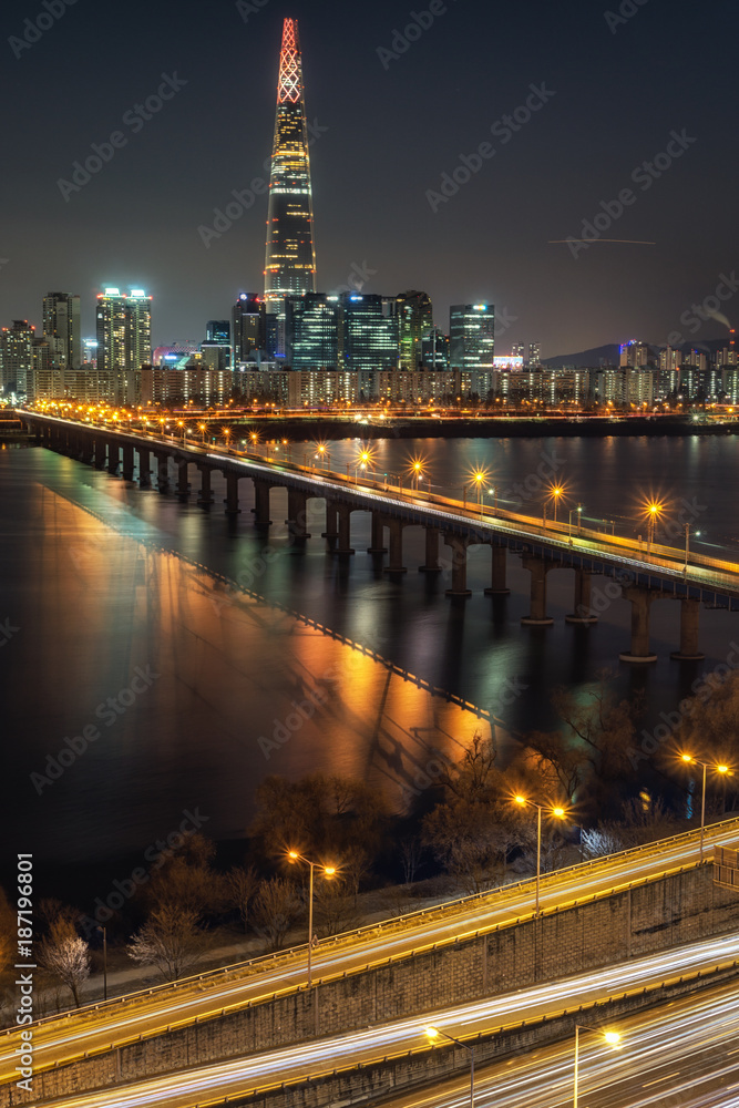 Fototapeta premium Wieża Lotte w nocy