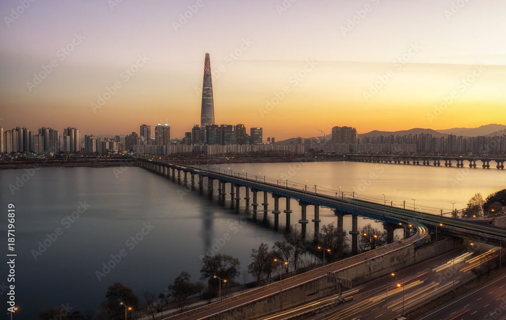 Obraz premium Wieża Lotte o zachodzie słońca