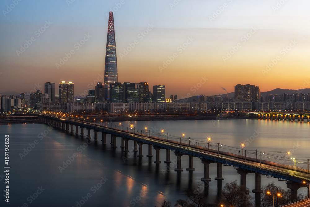 Naklejka premium Wieża Lotte o zachodzie słońca