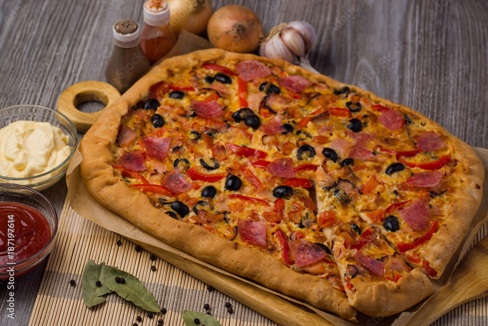 traditional pizza,special pizza,pizza in Italian,pizza in American style,pizza with sausage cheese,pizza with olives,home pizza,pizza according to the old recipe,pizza hot
