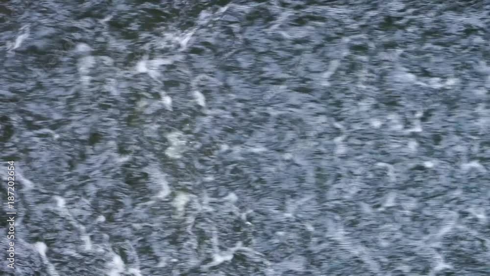 schnell fließendes, blaues, sauberes Wasser von oben