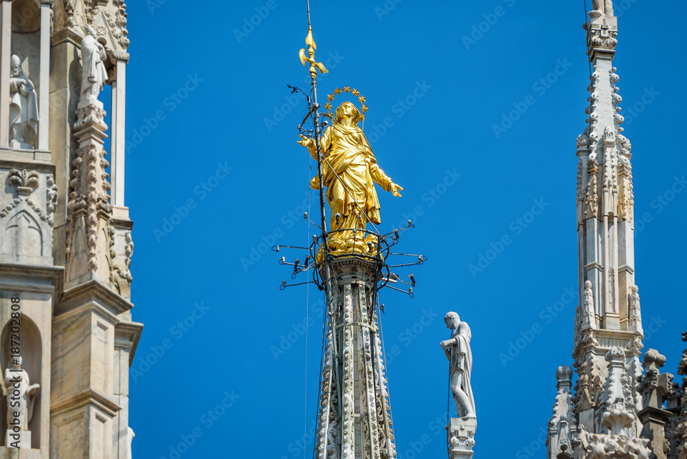 Obraz premium Madonnina atop Milan Cathedral