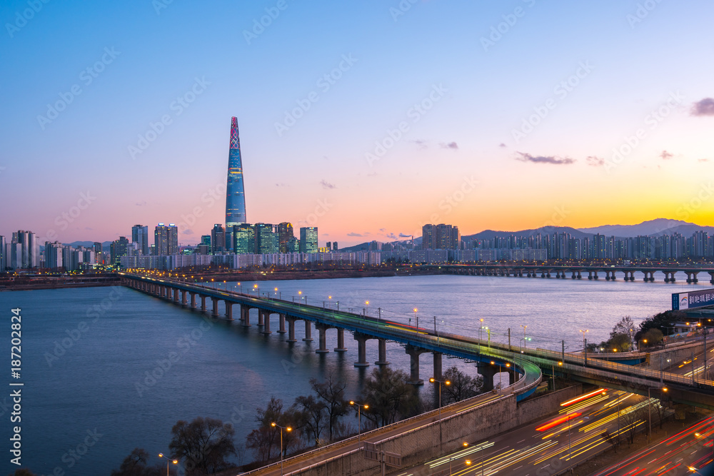 Fototapeta premium Zachód słońca widok panoramę miasta Seul w Seulu, w Korei