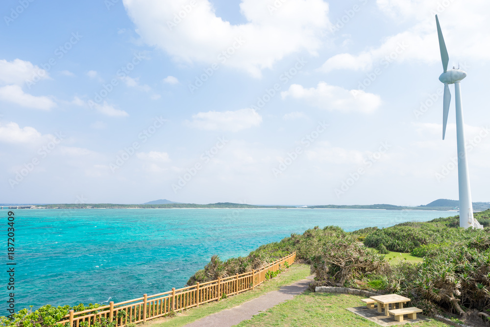 西平安名崎展望台から見る風車と宮古島の風景