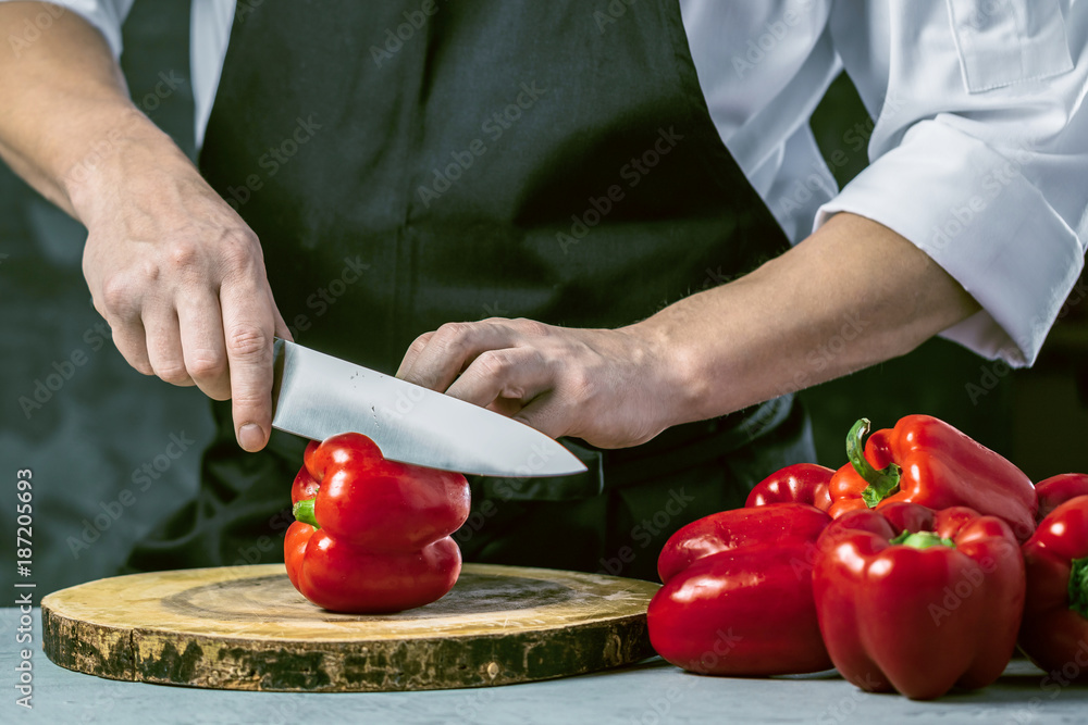 Chefkoch in der Küche mit Frischem Gemüse(Paprika) Chefkoch in der Küche mit Frischem Gemüse(Paprika)
