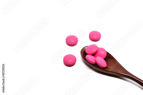 Foto Top view of pink ibuprofen pills on white background for healthcare and medical