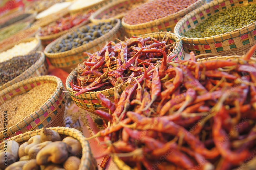 Naklejka premium Tradycyjne przyprawy i chilli na targu w Siem Reap