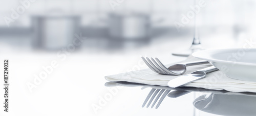 Besteck und Geschirr auf spiegeldem Tisch in Küche, Hintergrund, Panorama