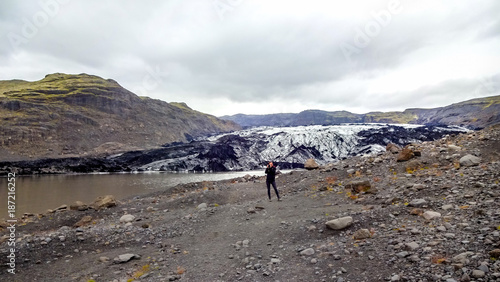 Fotografin vor isländischem Gletscher - Island