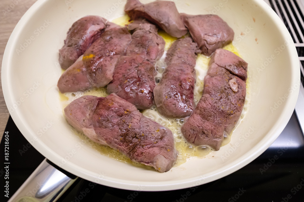 Filet Fleisch vom Reh in einer Pfanne mit Butter Filet Fleisch vom Reh in einer Pfanne mit Butter