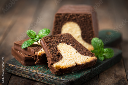Foto Homemade marble pound cake on a wooden board