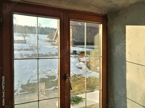 Blick aus dem Fenster eines alten Bauernhaus in den verschneiten Garten im Winter auf dem Lande in Rudersau bei Rottenbuch im Pfaffenwinkel im Kreis Weilheim-Schongau in Oberbayern photo