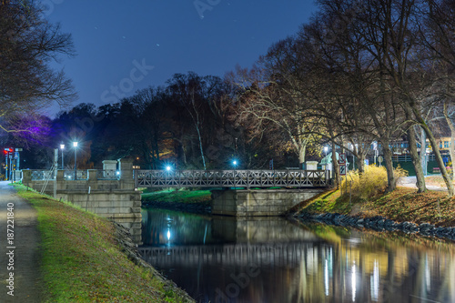 Djurgårdsbrunnsbron över Djurgårdsbrunnskanalen fotat på natten photo