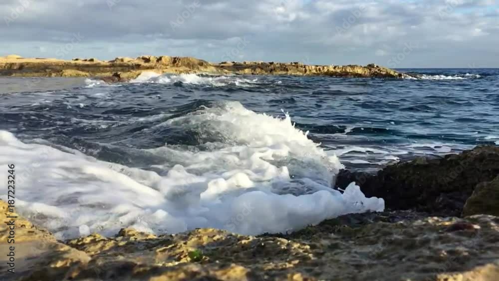 Zeitlupensequenz einer Brandung am Felsstrand mit schäumender Gischt Zeitlupensequenz einer Brandung am Felsstrand mit schäumender Gischt