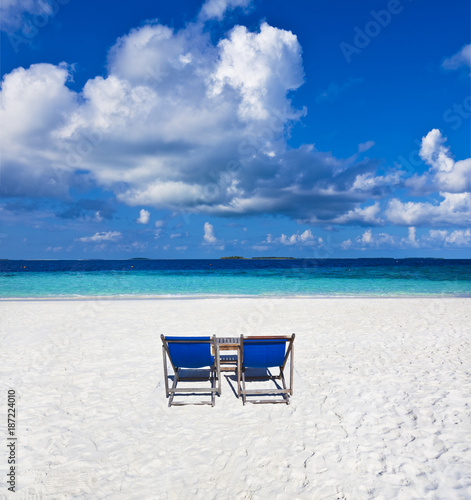 Schöner Maledivenstrand mit Strandliegen