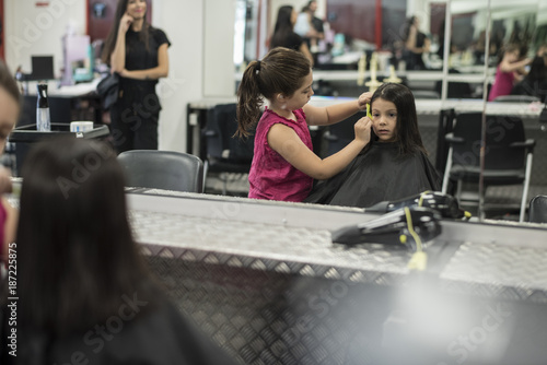 Little girls in hairdresser school © FotoAndalucia