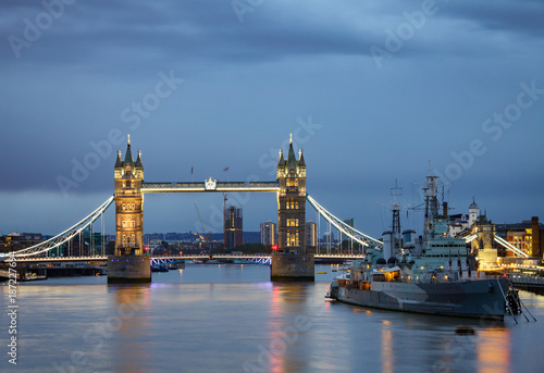 Obraz na plátně London cityscape with illuminated Tower Bridge and HMS Belfast