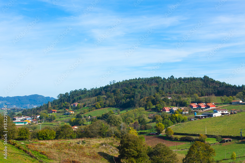 Naklejka premium Krajobraz pasterski wioski Escamplero. Asturias, Hiszpania