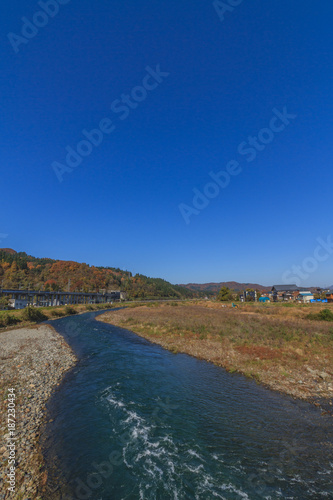 秋の魚野川の風景
